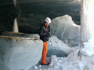 Un montagnrad-photographe dans le chaos des blocs de glace tombés de la partie du plafond effondré