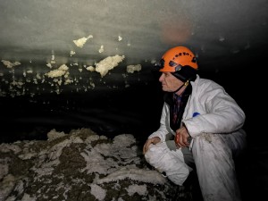 André regarde les fragiles cristaux de glace qui se forment au plafond de glace du laminoir