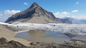 Lac d'eaux de fonte glaciaire, plus grand que les autres années, vu la canicule 2022